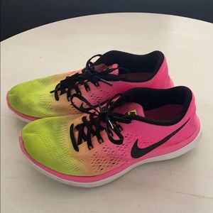 nike running shoes| neon colored